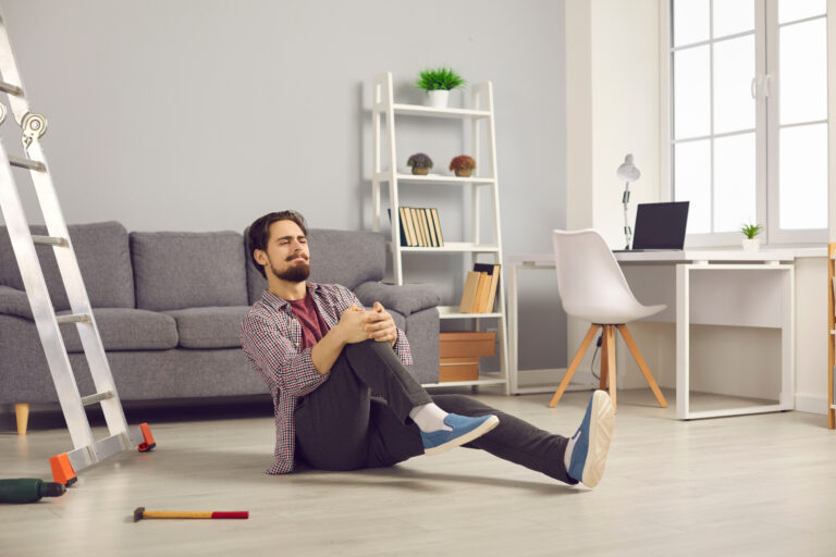 Unfall Zuhause während Krankenschein - Homeoffice-AdobeStock_406793634-Mobile